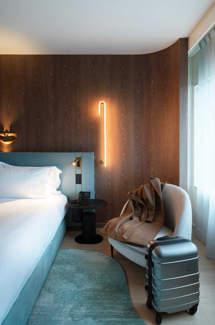 Interieur van Hotel Mövenpick in Zaventem met warm houtdecor